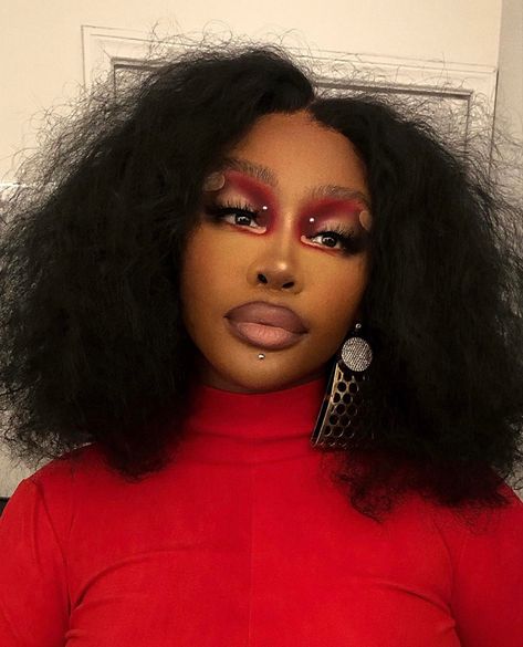 Sza Makeup Eye, Sza Shirt Makeup, Sza Makeup, Graphic Eye Makeup, Artistic Makeup Looks, Solana Rowe, Unconventional Makeup, Red Eye Makeup, Celebrity Makeup Looks