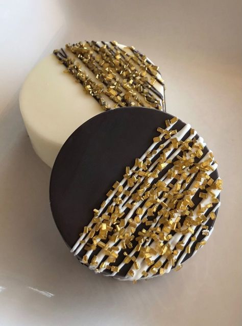 This listing is for 12 beautiful black and white chocolate covered Oreos topped with gold sprinkles. These are hand decorated, made to order, and are individually packaged! Schedule fills up quickly so place your order as soon as you are able to!  CUSTOM ORDERS:  Feel free to contact me and I can make a custom listing for you with your choice of cake flavor and top color to match your event/theme and send it directly to you for check out.  WARM WEATHER SHIPPING: Shipping costs automatically incl Black White Gold Cake Pops, Masquerade Food Appetizers, Black And Gold Oreos, Decorating Chocolate Covered Oreos, Chocolate Oreos Covered, Halloween Oreos Chocolate Covered, Black And Gold Desserts, Black And Gold Treats, Black And Gold Treat Table