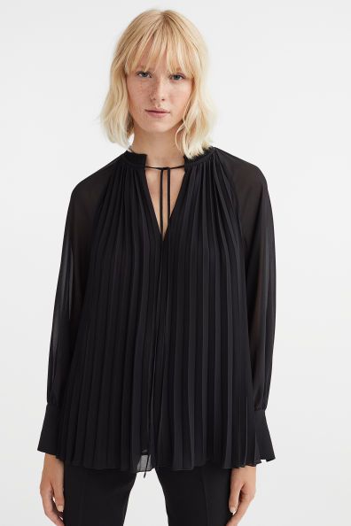 Pleated Chiffon Blouse Model Pleated Chiffon Blouse, Black Chiffon Blouse, Mock Neck Blouse, Pleated Chiffon, Pretty Blouses, Black Chiffon, Tie Front Blouse, Women Shirts Blouse, Crop Blouse