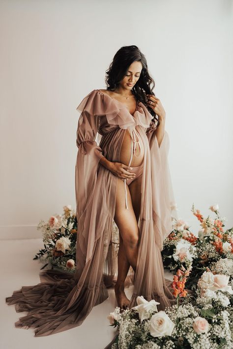 Trending Maternity Photoshoot, Stunning Maternity Shoot, Stunning Maternity Photos, Greenery Maternity Shoot, Maternity Pictures Dresses, Maternity Photo Shoot Ideas With Flowers, Flower Maternity Shoot Studio, Neutral Maternity Pictures Studio, Maturity Photoshoot Studio