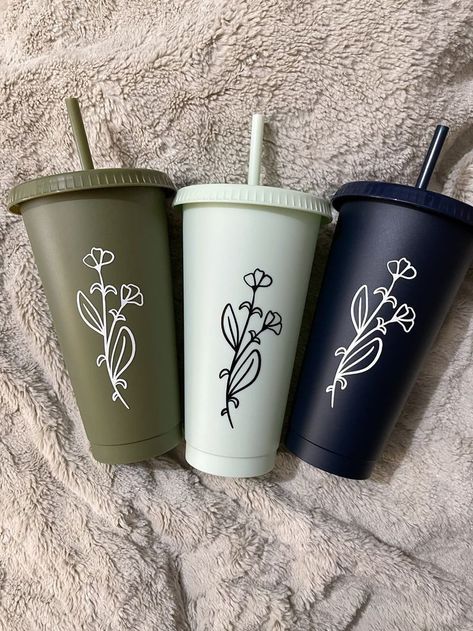 Easy Vinyl Cup Ideas, Cricut Personalized Cups, Plastic Cup Design Ideas, Decal Ideas For Cups, Plastic Tumbler Vinyl Ideas, Vinyl Designs For Cups, Cups With Vinyl Cute Ideas, Vinyl Cup Ideas, Cricut Cup Ideas Vinyls