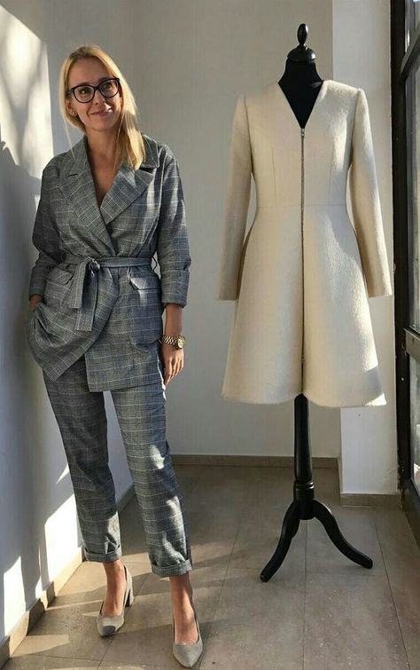 20 Winter Coats every fashionista wants in her Winter wardrobe Womens Suits Business, Classy Work Outfits, Professional Attire, Blazer Outfits, Business Attire, Suit Fashion, Work Attire, Looks Style, Work Fashion