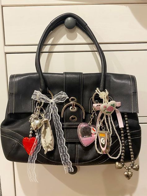 Blackpink Keychain, Bag Charms Aesthetic, Birken Bag, Charms Aesthetic, Plushies Kawaii, Jane Birkin Style, Inside My Bag, Aesthetic Bags, Handbag Essentials