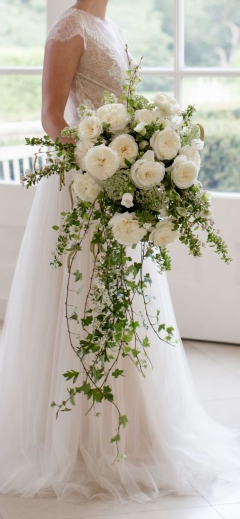 David Austin Wedding, Trailing Bouquet, Bridal Bouquet Styles, Classic Bouquet, Wedding Roses, Cascading Bridal Bouquets, Cascading Wedding Bouquets, Wedding Bouquets Bride, Bridal Bouquet Flowers