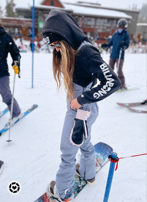 Snowboard outfit winter bibs snow gear women Women's Snowboarding Outfits, Snowboarding Outfit Black Pants, Green Snowboard Outfit, Snowboard Helmet Outfit, Snowboarding Aesthetic Outfits, Snowboarding Girl Outfit, Snowboard Fashion Women, Women Snowboarding Aesthetic, Ski Bib Outfits For Women