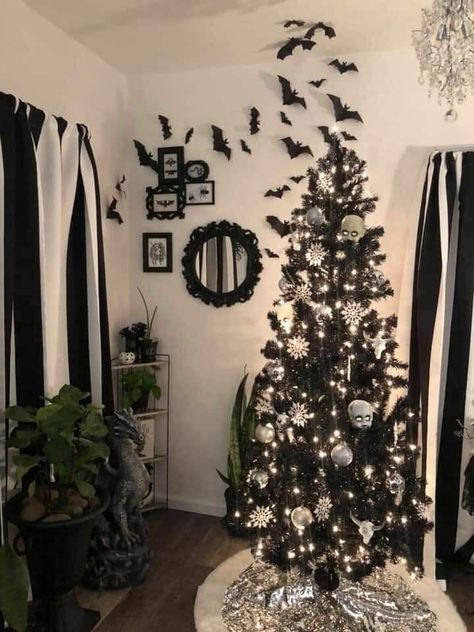 Gothmas Decor, Horror Christmas Tree, Gothic Christmas Aesthetic, Spooky Christmas Tree, Halloween Fanart, Christmas Tree Shopping, Ghost Christmas, Horror Christmas, Black Christmas Decorations