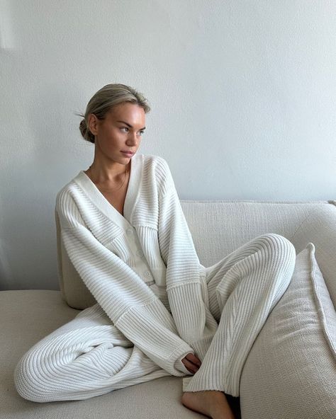 All White Outfit Winter, Comfy Oufits, White Outfit Winter, Loungewear Aesthetic, Knit Cardigan Outfit, Wrapped In A Blanket, Pajamas Aesthetic, At Home Outfits, Lounge Outfits