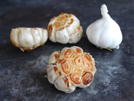 How to Roast Garlic - Five methods for making roasted, tender, caramelized garlic cloves. No foil required! | ToriAvey.com #garlic #healthy #roasting #howto #easyrecipe #cleaneating #kitchentutorial #roastedgarlic #oliveoil #foil #vegetarian #vegan #howto #todayIlearned #roastgarlic #garlicky #grill #stovetop #ovenroast #panroast Caramelized Garlic, Roasting Garlic, How To Roast Garlic, Tailgate Treats, Garlic Roaster, Pasta Toppings, Roast Garlic, New York Times Cooking, Roasted Garlic Cloves