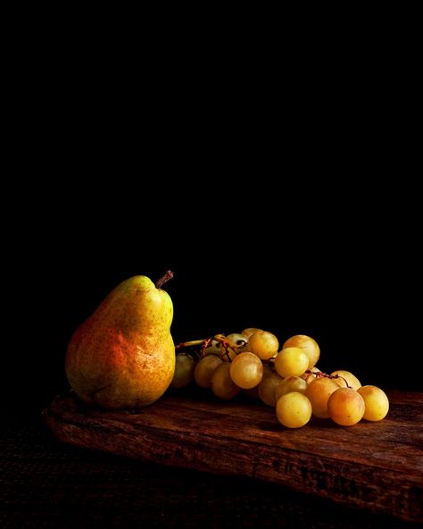 Photographie d'une nature morte de poires et de raisins en clair-obscur Drawing Basics, Art Nature, Photo Reference, Fruit, Flowers, Art