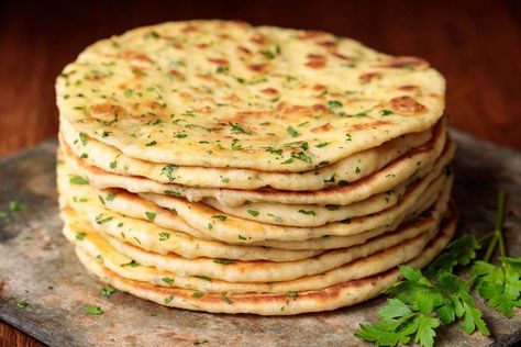 This delicious, pillowy soft Turkish Flatbread is an easy, one-bowl-no-mixer recipe. It's perfect with hummus, tabouli, for wraps and more! #pita, #flatbread, #turkishflatbread #easyrecipe #easyflatbread Greek Yogurt Turkish Flatbread, Yogurt Flat Bread Recipe, Turkish Flatbread Recipe, Yoghurt Flatbread, Turkish Flat Bread, Greek Flatbread, Turkish Flatbread, Pita Flatbread, Easy Flatbread