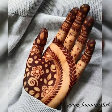 Palm Henna Designs Easy Simple, Henna Designs Easy Simple, Palm Henna Designs Easy, Hina Mehndi, Latest Finger Mehndi Designs, Palm Henna Designs, Back Hand Mehndi Design, Palm Henna, Back Hand Mehndi