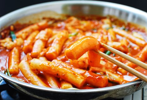 Tteokbokki (Spicy Stir-fried Rice Cakes) Tteokbokki Recipe Easy, Koreansk Mad, Tteokbokki Recipe, Korean Rice Cake, Rice Cake Recipes, Gochujang Sauce, Stir Fry Rice, Korean Rice, Spicy Rice