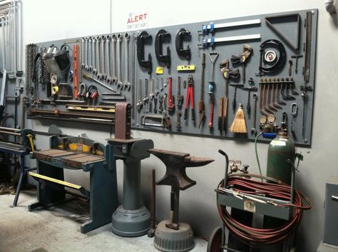 Welding Garage Ideas, Fabrication Shop Ideas, Garage Welding Shop, Machine Shop Organization, Weld Shop Ideas, Home Welding Workshop, Small Mechanic Shop Ideas, Home Mechanic Shop, Metal Shop Organization