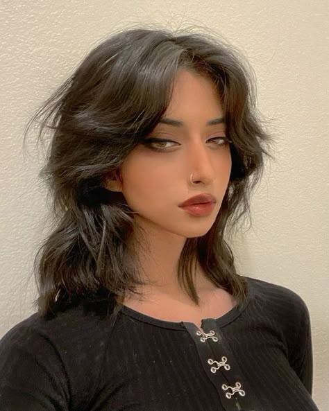 15 Ideas de estilo grunge que serán tendencia este año Bangs With Medium Hair, Wolf Cut, Shot Hair Styles, Hair Stylies, Long Hair With Bangs, Short Hair Haircuts, Short Hair With Bangs, Cut My Hair, Hair Inspo Color