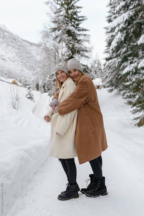 Photos In Snow, Snow Photoshoot Ideas Friends, Snow Photoshoot Friends, Cute Snow Pictures With Friends, Best Friends Winter Photoshoot, Bff Winter Photoshoot, Snow Outfits For Women, Girlfriends Photoshoot, Cute Friend Poses