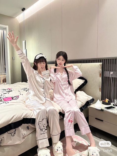 European Style Outfits, Different Body Sizes, Pyjamas Party, Woman In Suit, Girl Sleepover, Friendship Photoshoot, Korean Best Friends, Outfit Looks, Two Friends