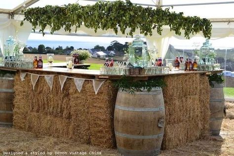 Diy Outside Bar For Wedding, Hay Bale Bar Wedding, Diy Bar Outdoor Wedding, Hay Bale Bar, Oak Barrel Wedding Decor, Bar Set Up For Wedding, Cornfield Wedding, Rustic Wedding Bar, Bar Hire