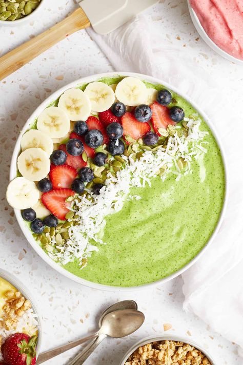 St Patricks Day Recipes, Green Smoothie Bowl Recipe, Green Fruits And Vegetables, St Patrick's Day Recipes, Rainbow Snacks, Yummy Green Smoothie, Green Smoothie Bowl, Dishes To Make, Yummy Smoothie Recipes