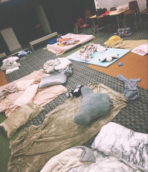 Overnight With Friends, Sleepover Asethic Pictures, Friend Group Sleepover Aesthetic, Sleepover Aesthetic Night, Sleepover Aesthetic Two People, Bff Sleepover Pics Aesthetic, Sleepover Sorority Banner, Sorority Retreat, Sorority House