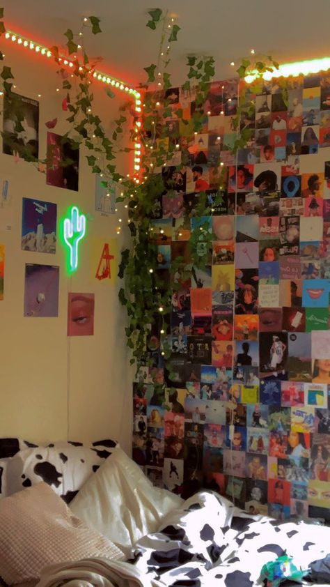 Vines With Pictures Bedroom, Fair Lights Wall, Led Lights And Fairy Lights Room, Led Lights And Vines Bedroom, Led Lights With Vines, Asthetic Picture For Wall Decor, Asethic Rooms Ideas, Vine Room Decor Ideas, Vines And Fairy Lights Bedroom