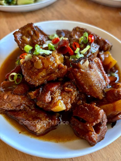 Braised Pork Ribs In Spicy Tauchu Sauce (Fermented Beans) Chinese Braised Pork Ribs, Braised Spare Ribs Recipe, Korean Pork Ribs, Quick Asian Recipes, Cantonese Recipes, Fermented Beans, Chinese Bread, Cooking Pork Ribs, Easy Asian Dishes