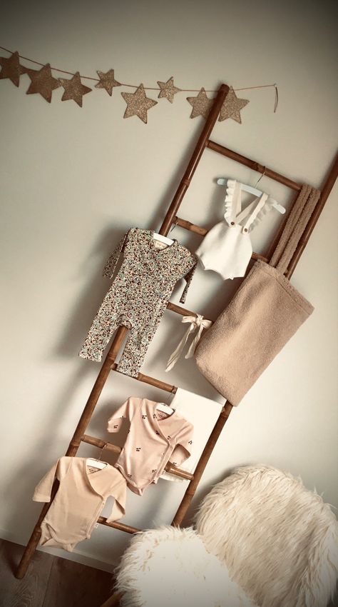 Onesie Hanging Shower Ideas, Blanket Ladder In Nursery, Onesie Clothes Line Shower Ideas, Baby Shower Garland Ideas, Clothes Line Baby Shower Idea, Baby Clothes Garland, Baby Blanket Display, Baby Shower Keepsake Ideas, Onesie Display