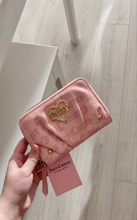 Pink Juicy Couture Bag, Cute Wallet Aesthetic, Wallets Aesthetic, Pretty Wallet, Juicy Wallet, Aesthetic Wallet, Wallet Aesthetic, Pink Wallets, Purse Aesthetic