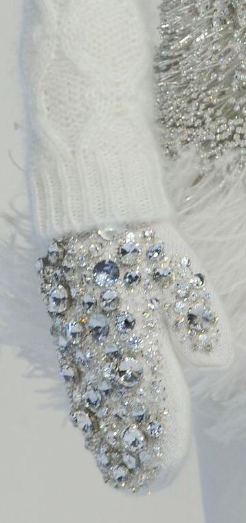 Moncler crystal mittens Cool Winter, Wedding Gloves, All That Glitters, Baby Cold, Mitten Gloves, Eileen Fisher, Essie, Jet Set, Winter Wedding