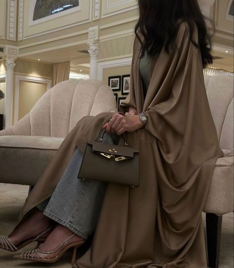 Khaleeji Abaya, Look Kylie Jenner, Abaya Outfit, Chique Outfit, Modesty Outfits, Timing Is Everything, Mode Abaya, Modesty Fashion, Abaya Designs