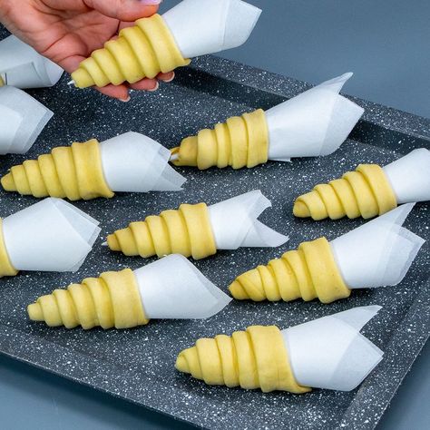 How to make perfect croissants using puff pastry! A trick with baking paper! | puff pastry, croissant, egg, custard, pastry | How to make perfect croissants using puff pastry! A trick with baking paper! Ingredients: puff pastry - 250 g (8.8 oz) egg to grease - 1 piece Tray size... | By Appetizing.tv Sweet Puff Pastry Recipes, Puff Pastry Croissant, Easy Puff Pastry Desserts, Easy Crescent Roll Recipes, Sweet Puff Pastry, Using Puff Pastry, Appetizing Tv, Puff Pastry Appetizers, African Dessert