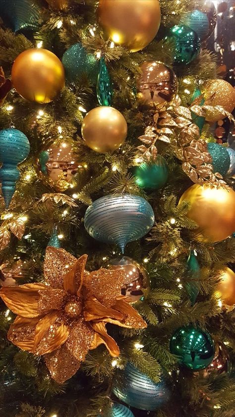 Gold And Turquoise Christmas Tree, Clementine Christmas, Orange Christmas Decor, Turquoise Christmas Tree, Christmas Articles, Tree Decoration Ideas, Turquoise Christmas, 25th December, A Initial