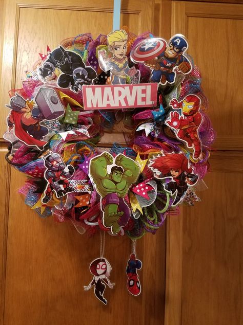 Marvel Wreath Marvel Wreath, Marvel Baby Shower, Marvel Christmas, Marvel Diy, Crafting Flowers, Hero Crafts, Printable Christmas Decorations, Superhero Crafts, Tulle Wreath