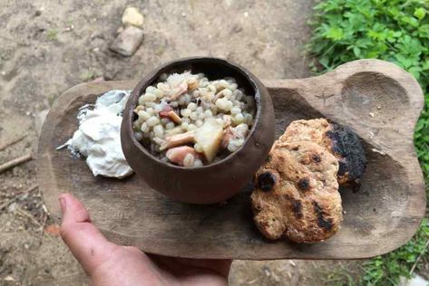 Viking food and drink Viking Dinner, Larp Camp, Dnd Concept, Viking Drink, Historic Recipes, Viking Food, Viking Party, Medieval Recipes, Viking House