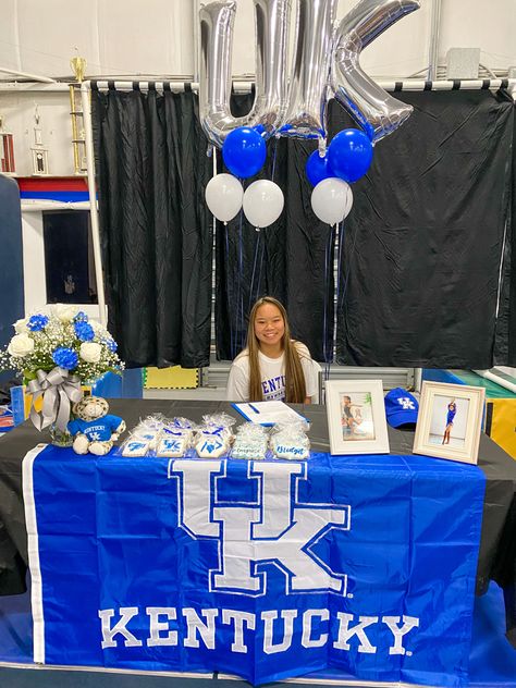 College Signing Day Table Ideas Cheer, Volleyball Signing Day Table, Signing Day Table College Track, College Signing Table Ideas, Signing Table College, College Commitment Signing Table, Sports Signing Day Table Ideas, Signing Party Ideas College, Signing Tables For College