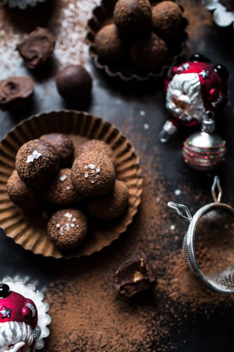 Salted Peanut Butter Caramel Chocolate Truffles | halfbakedharvest.com @hbharvest Pelo Chocolate, Christmas Chocolates, Peanut Butter Caramel, Christmas Truffles, Caramel Truffle, Butter Caramel, Diy Easy Recipes, Harvest Recipes, Caramel Chocolate