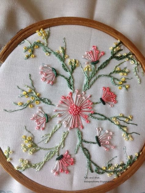 Pistil stitch and fake pistil stitch Pistil Stitch Embroidery, Pistil Stitch, Embroidery Hoop Art Tutorial, Brazilian Embroidery Stitches, Embroidery Patterns Ideas, Love Embroidery, Handmade Embroidery Designs, Crazy Quilting, Brazilian Embroidery