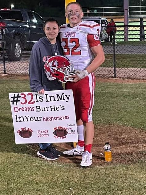 Posters For Football Games, School Spirit Face Paint, High School Football Posters, Girlfriend Things, Football Girlfriend, Football Ideas, Game Diy, Football Posters, Football Signs