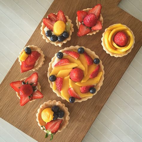 seasonal fruit tart Fruit Tart Decoration Mini, Fresh Fruit Tartlets, Fruit Tart Ideas, Fruit Tart Decoration, Decorative Chocolate, Fruit Tartlets, Bakery Boutique, Mini Fruit Tarts, Fresh Fruit Tart