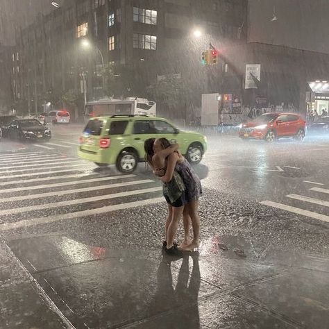 Rainy Night Aesthetic, Rainy Night, Friend Photoshoot, Teenage Dream, Night Aesthetic, London City, Friend Pictures, In The Rain, Rainy Day