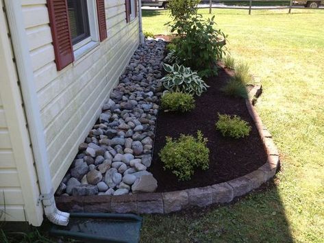 Landscaping Around House, River Rock Landscaping, Rock Border, Simple Garden, House Foundation, Front Yard Ideas, Front Landscaping, Rock Garden Landscaping, House Landscaping