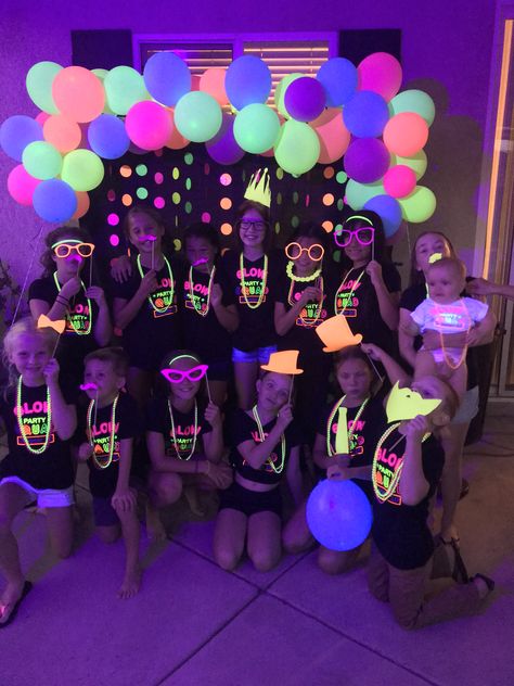 Dance Party Ideas, Glow In Dark Party, Neon Birthday Party, Glow In The Dark Party, Dance Party Birthday, Glow Birthday Party, Disco Birthday Party, Diy Glow, Sleepover Birthday Parties