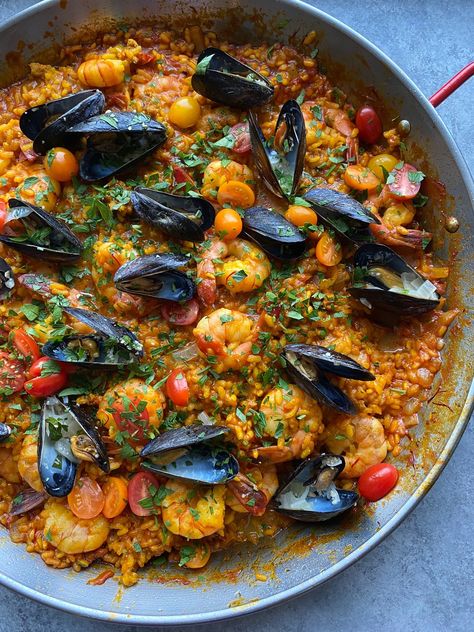 Seafood Paella is an easy, delicious and flavorful seafood recipe that you can make at home. With fresh shellfish, mussels, and other seafood, plus Italian sausage, this meal is packed with flavor! Kielbasa Sausage Recipes, Traditional Paella, Seafood Stew Recipes, Paella Recipe Seafood, Saffron Recipes, Paella Recipe, Seafood Paella, Seafood Stew, Shellfish Recipes