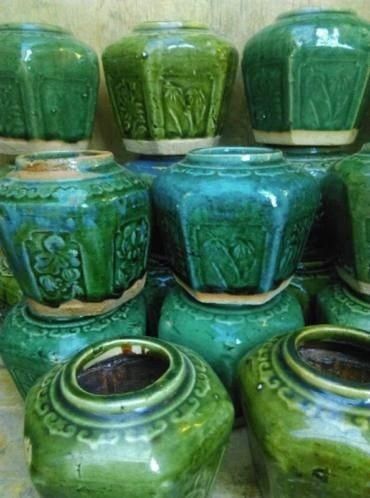 African Pottery, Chinese Green, Earthenware Pottery, Jar Art, Wooden Candle Sticks, Asian Decor, Vintage Cups, Ceramic Pots, Simple Green