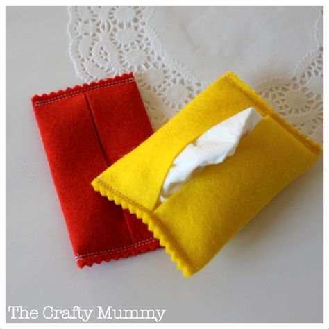 Sew a cute tissue holder with this easy step-by-step tutorial using felt Sewing Club, Tips For Sewing, Sewing Easy, Felt Sewing, Felt Crafts Diy, Beginner Sewing Projects Easy, Kids Sewing, Small Sewing Projects, Felt Craft