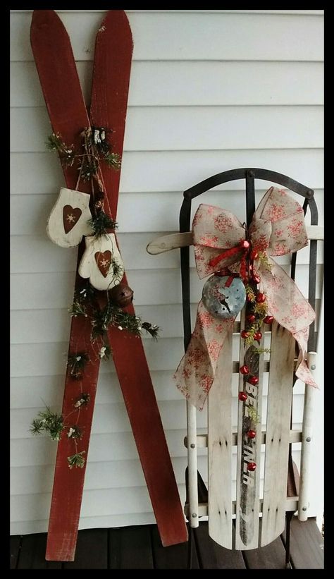 Snow Ski Christmas Decorations, Wooden Skis Decor Christmas, Christmas Skis Decoration, Decorative Sleds For Christmas, Sled Decorating Ideas Diy, House Christmas Decor Outdoor, Wooden Skis Decor, Christmas Sled Decoration, Silver Christmas Tree Decorations