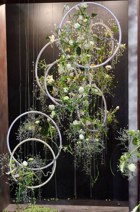 Floral Backdrop Wedding, Boho Floral Nursery, Garden Rustic, Window Display Design, Spring Window, Garden Decor Diy, Modern Flower Arrangements, Ideas Vintage, Floral Backdrop