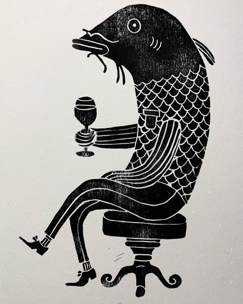 Linocut, wine drinking fishman Linocut Art Animals, Linocut Prints Animals, Funny Fish Illustration, Koi Fish Linocut, Linocut Graphic Design, Linography Ideas, Lobster Linocut, Fish Drinking Beer, Snail Linocut