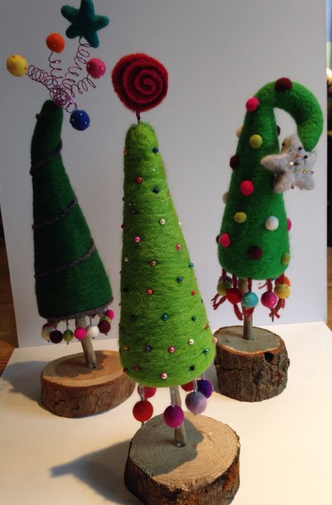 Woolys trees Needle Felting Trees Ideas, Needle Felting Christmas Tree, Needle Felted Christmas Trees, Christmas Felting Ideas, Felted Trees, Tovad Ull, Felt Christmas Tree Decorations, Grinch Trees, Felted Christmas