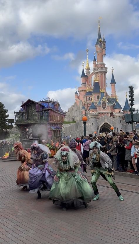 Disney Paris Halloween, Disneyland Paris Restaurants, Disneyland Paris Halloween, Birthday At Disneyland, Disneyland Paris Rides, Paris Halloween, Disneyland Orlando, Disneyland Paris Castle, Disney Castles