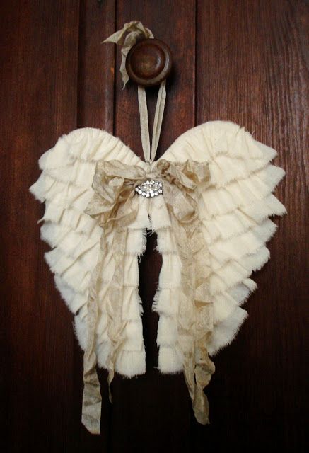 Shabby Sweet Cottage: Angel Wings Diy Angel Wings, Diy Angels, White Angel Wings, Angel Crafts, Sewing Workshop, Ornament Tutorial, White Angel, Wreath Tutorial, Paper Clay